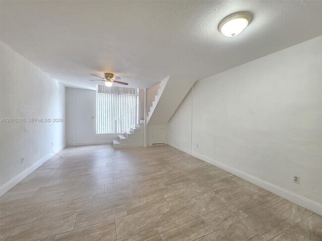 Building Photo - 10905 N Kendall Dr
