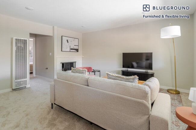 Building Photo - 910 Rockefeller Dr