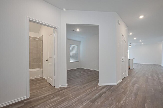 Foto del edificio - 6110 Sydney Cove Ln