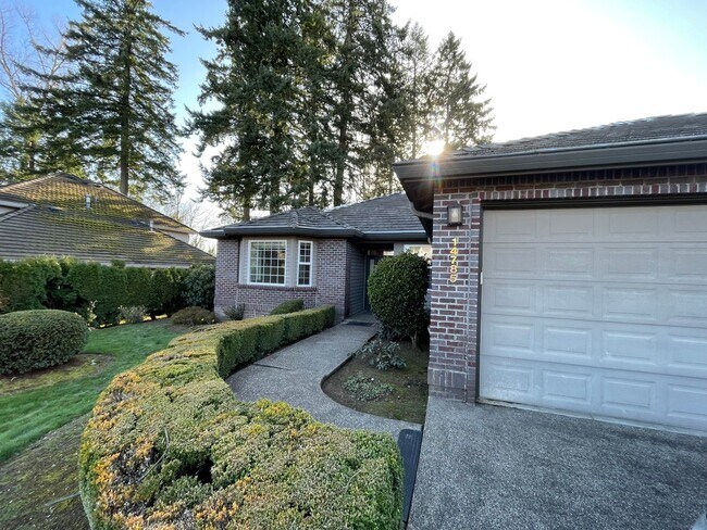Building Photo - Clackamas Ranch 3 bedroom 2 bathroom - W/D and A/C and a 3 Car Garage!