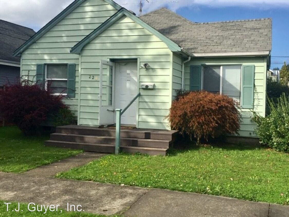 Foto principal - 3 br, 1 bath House - 225 SW Lewis St