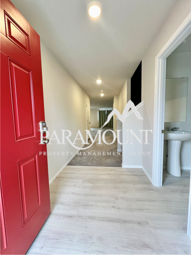 Building Photo - Gorgeous Newer Build 4 Bedroom Home!
