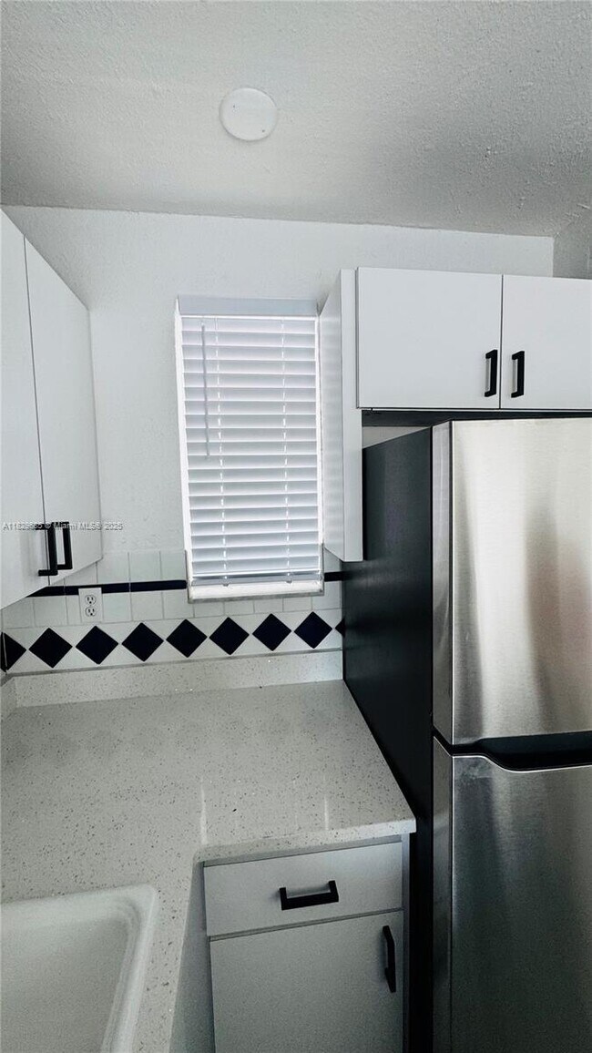 Foto del edificio - 2385 NW 11th St
