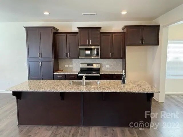 Building Photo - A charming house with 4 beds and 3 bath in...