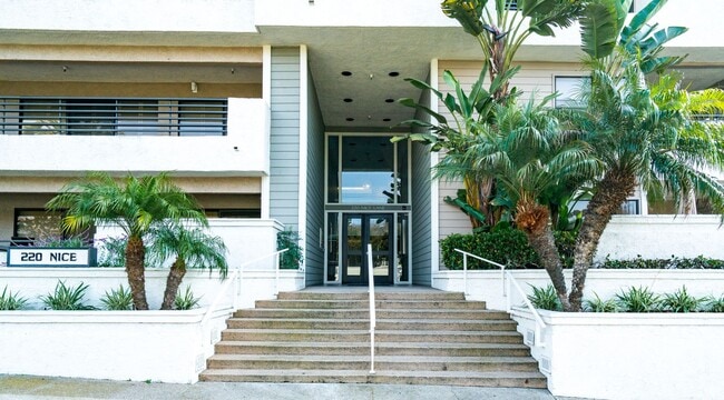 Building Photo - 220 Nice Ln