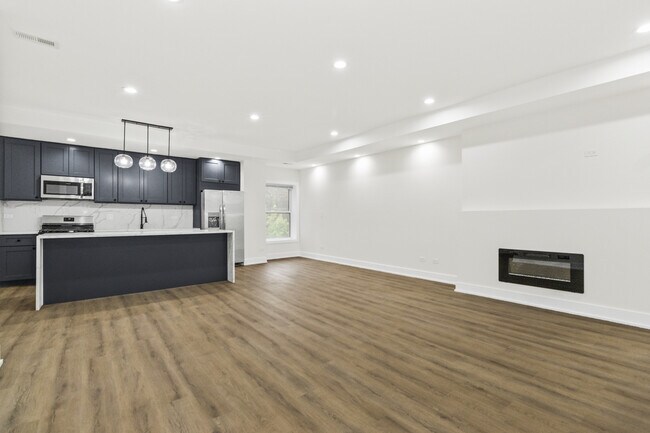 Building Photo - 4338 N Clarendon Ave