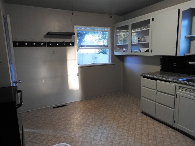 WALL 4 - KITCHEN - 4224 N Wall St