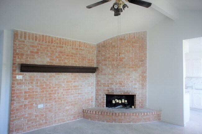 Sala de estar con chimenea - 14910 Scotter Dr