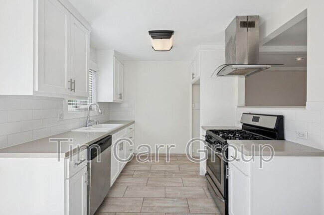 Building Photo - 2048 Garden Ln