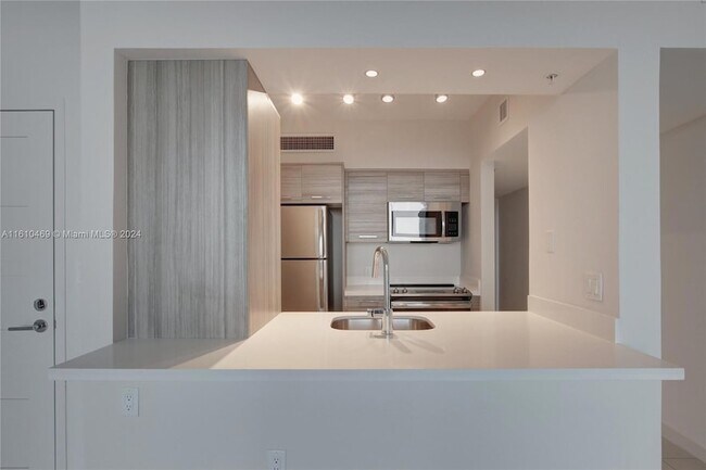 Foto del edificio - 1756 N Bayshore Dr