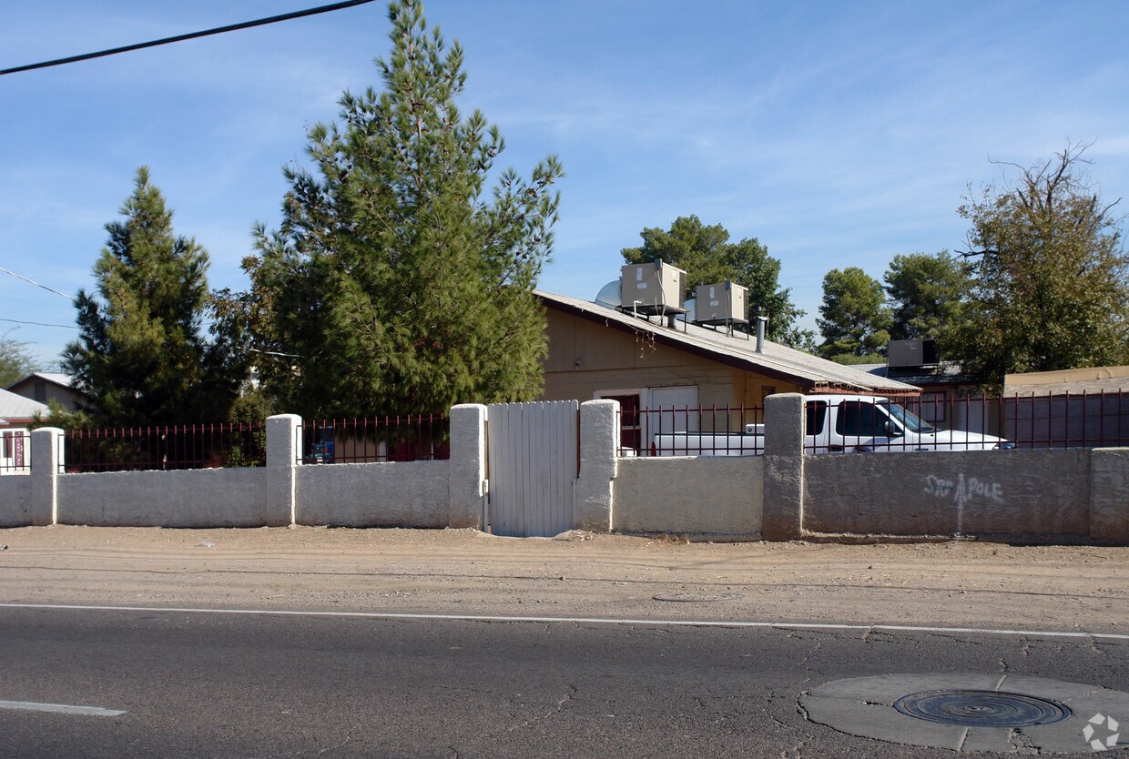 Building Photo - Spanish Hills