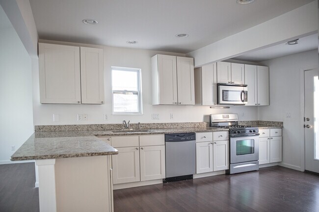 Kitchen - 2101 E 10th St