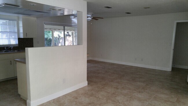 Foto del edificio - LEASE TERM NEGOTIABLE 3 Bedroom, 2 Bath in...