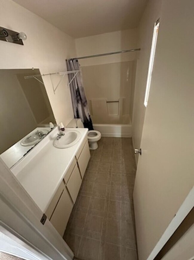 Building Photo - 3 BEDROOM CONDO FOR RENT