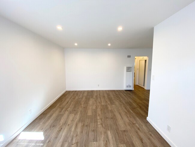 Foto del edificio - 1143 N Formosa Ave