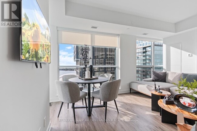 Building Photo - 327 King St W