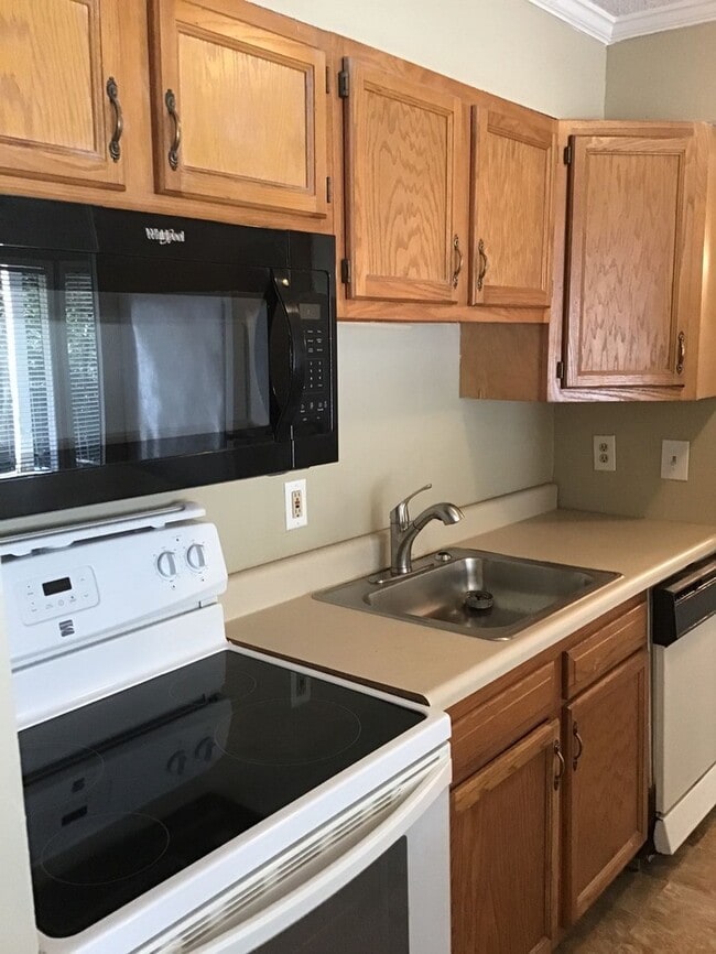 Building Photo - Newly Remodeled Smart Home. Self-Tour Today!