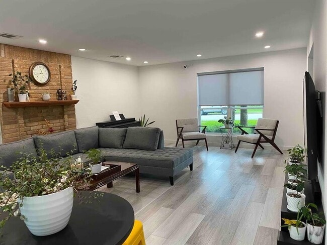 Foto del edificio - 4102 Columbine Dr