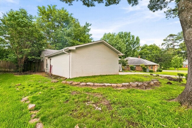 Building Photo - 4-BED, 2-BATH ALL-BRICK HOME NEAR JONESBORO COUNTRY CLUB!