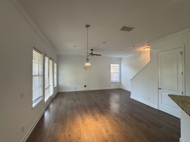 Foto del edificio - "Spacious 3-Bed Townhouse Retreat in Tampa's Heart - Modern Comforts Await!"