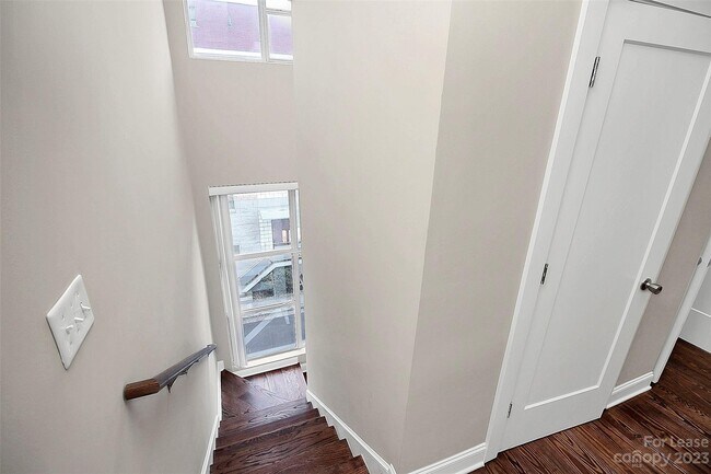Building Photo - 2040 Atherton Heights Ln