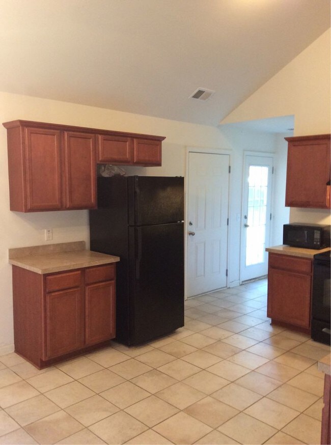 Building Photo - Feel At Home in Hanahan