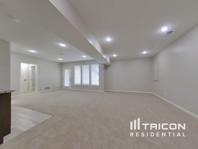 Building Photo - 1029 NE Copperwood Dr