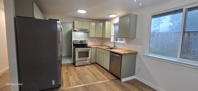 Foto del edificio - Updated 2 bedroom with a bonus room