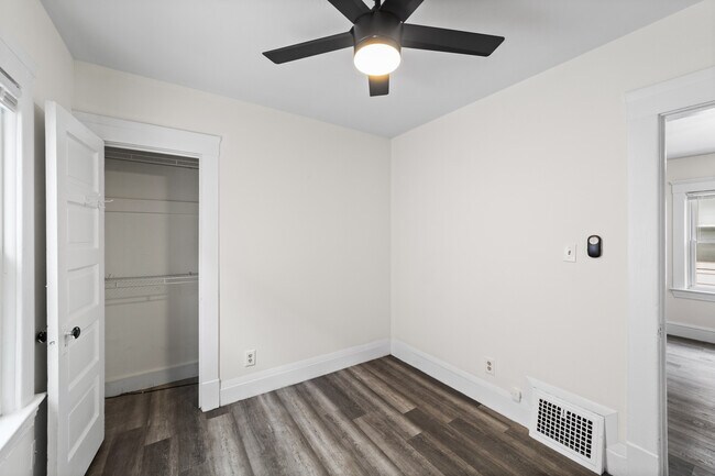 Foto del edificio - 1352 W 58th St