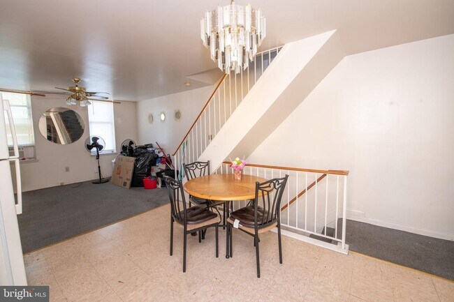 Foto del edificio - 422 W Huntingdon St