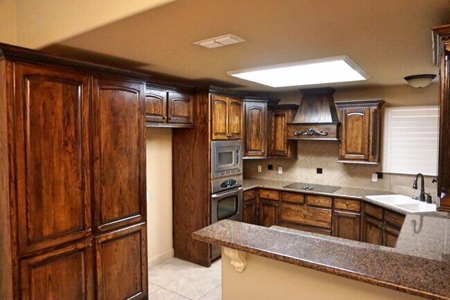 Foto del edificio - Beautiful Spacious Home Located In Regal Park!