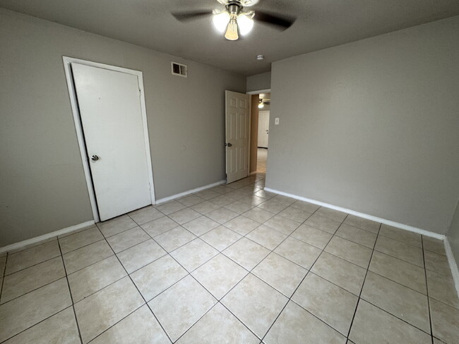 Foto del edificio - Fouplex unit ready to move in in Castle Hill!