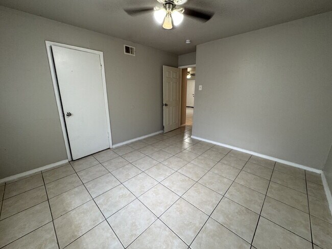 Building Photo - Fouplex unit ready to move in in Castle Hill!