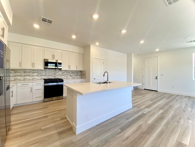 Building Photo - Gorgeous Townhome in Fremont's Niles Neigh...