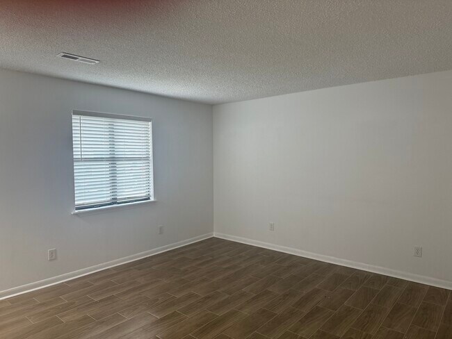 Foto del edificio - 244 Luden Dr