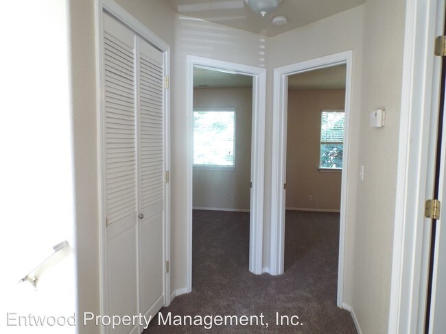Building Photo - 470 Posada Way