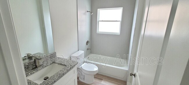 Building Photo - 204 Flounder Way