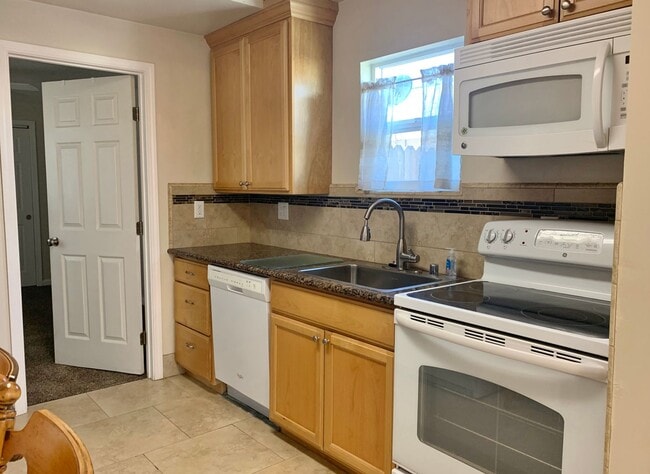 Building Photo - 1 Bedroom in Hollister