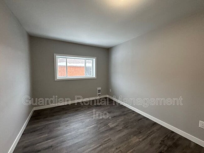 Building Photo - 215 Langworthy St