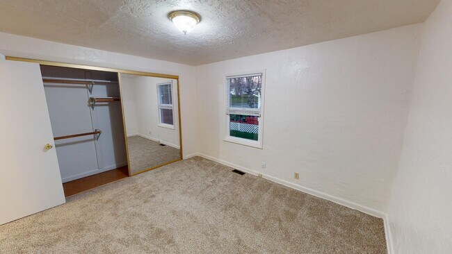 Foto del edificio - Hardwoods, Landscaped Spacious Yard, Pet F...