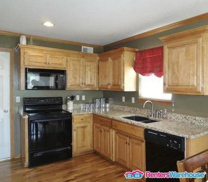 Building Photo - Northland 3 Bed / 3 Bath Home! Available 8...