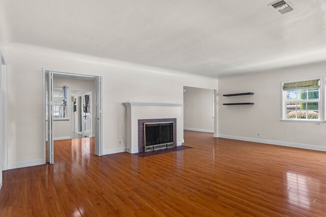 Building Photo - 550 Clement Dr