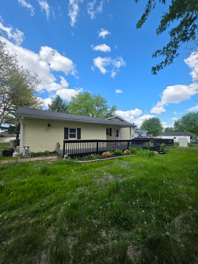 Building Photo - 199 Lakeview Dr
