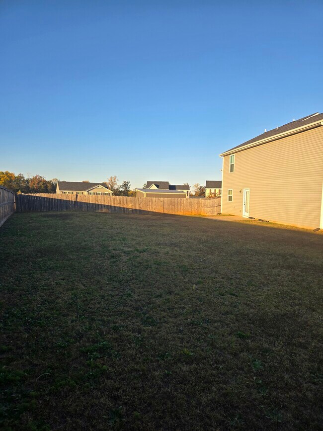 Patio interior - 906 Hattie Ln