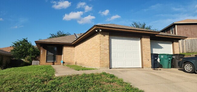 Foto del edificio - Charming 2 Bed/ 1 Bath Duplex with a Garage & Fenced Back Yard