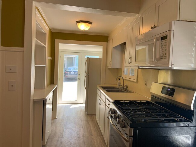 Foto del edificio - Adorable 2 Bedroom apartment located close to Downtown-1st floor unit