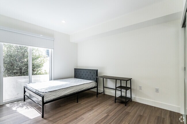 5 habitaciones, 4 baños - 1,657 pies cuadrados - 1450 S Barrington Ave