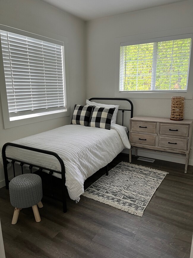 Front bedroom - 2127 W Carlisle Ave