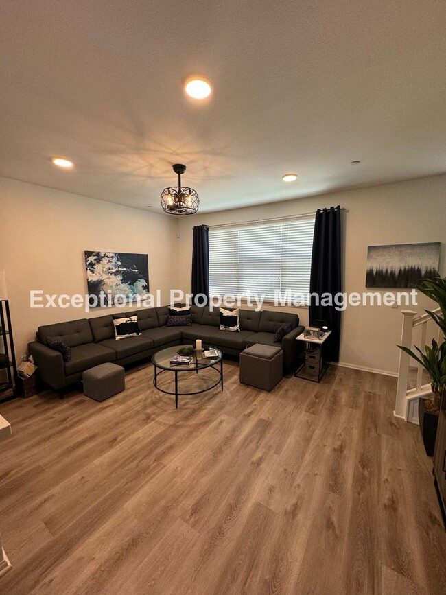 Building Photo - 3 bed 3 bath Home