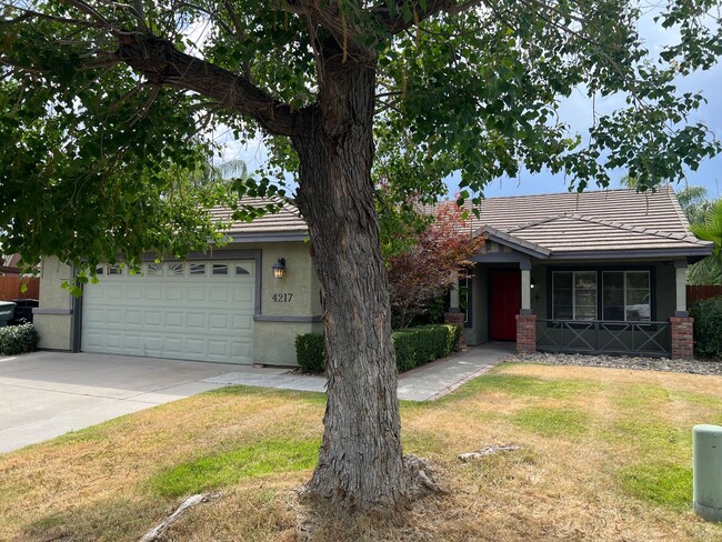 Building Photo - 3 bedrooms + an office and built in swimmi...
